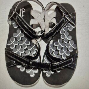 CLARKS SZ 7 Open Toe Black and Gray Tresca Trace Ankle Strap Flat Sandal NWOB